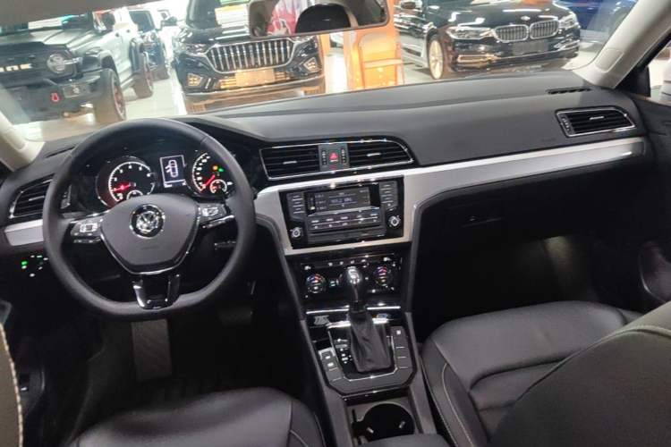 Used Volkswagen Lamando 2015 330TSI DSG Comfort Edition Center Console