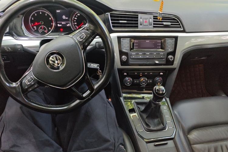 Used Volkswagen Lamando 2015 280TSI Manual Comfort Edition Center Console