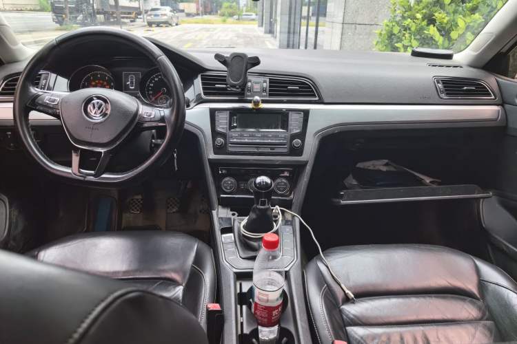 Used Volkswagen Lamando 2015 280TSI Manual Comfort Edition Center Console