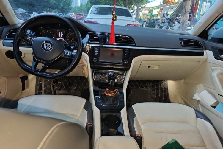 Used Volkswagen Lamando 2015 280TSI Manual Comfort Edition Center Console