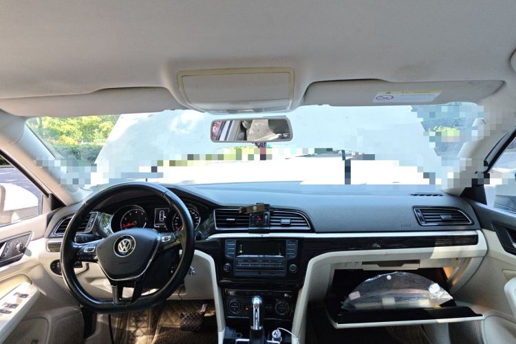 Used Volkswagen Lamando  Center Console
