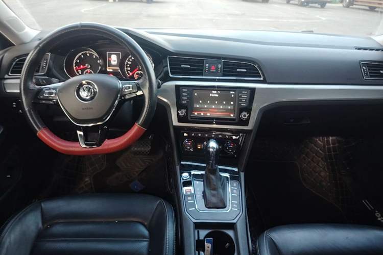 Used Volkswagen Lamando 2015 330TSI DSG Luxury Edition Center Console