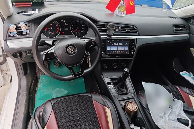 Used Volkswagen Lamando 2015 230TSI Manual Trend Edition Center Console