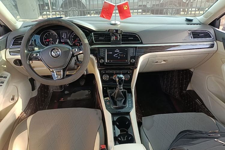 Used Volkswagen Lamando 2015 280TSI Manual Comfort Edition Center Console