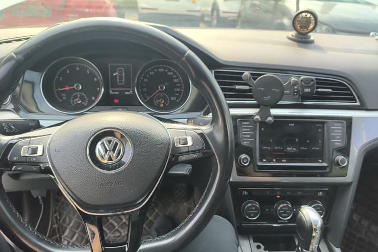 Used Volkswagen Lamando 2015 280TSI DSG Comfort Edition Center Console