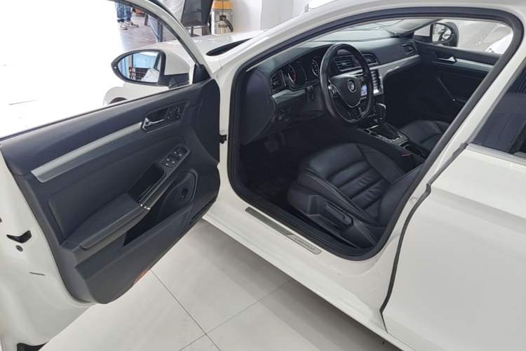 Used Volkswagen Lamando 2015 280TSI DSG Comfort Edition Driver Seat