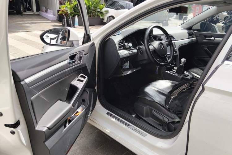 Used Volkswagen Lamando 2015 280TSI Manual Comfort Edition Driver Seat