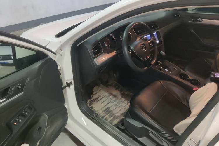 Used Volkswagen Lamando 2015 230TSI DSG Fashion Edition Driver Seat