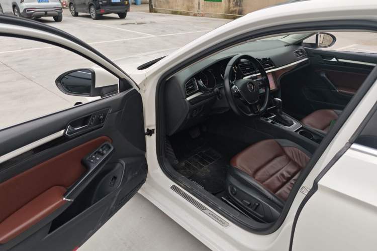 Used Volkswagen Lamando 2015 330TSI DSG Comfort Edition Driver Seat