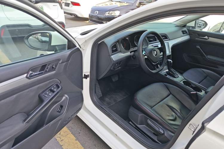Used Volkswagen Lamando 2015 230TSI DSG Fashion Edition Driver Seat