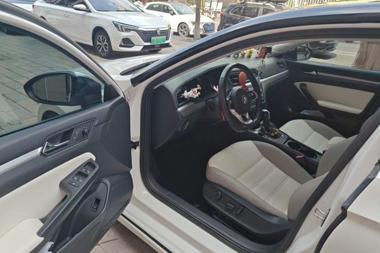 Used Volkswagen Lamando 2015 230TSI DSG Fashion Edition Driver Seat