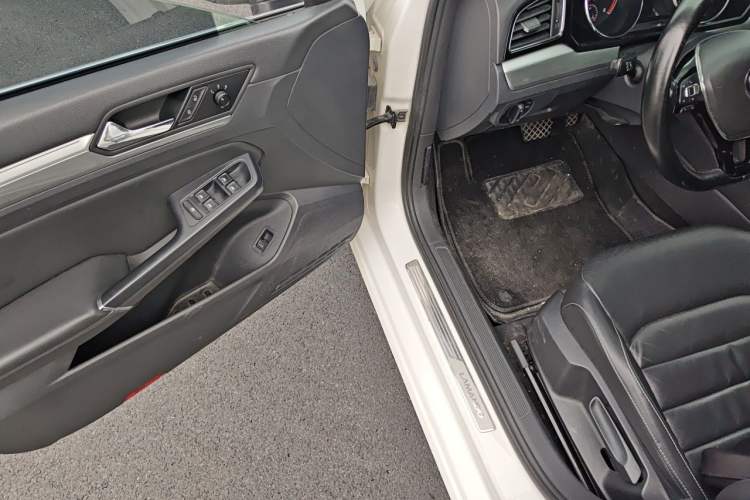 Used Volkswagen Lamando 2015 280TSI DSG Comfort Edition Driver Seat