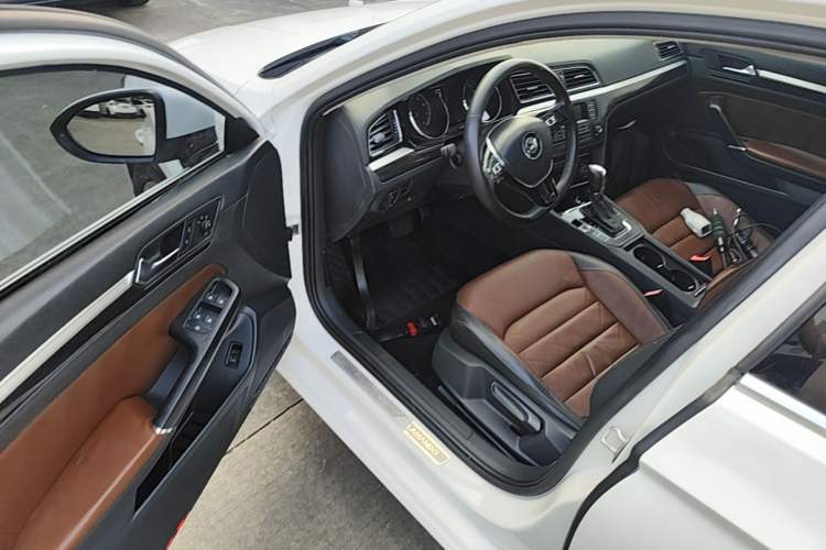 Used Volkswagen Lamando 2015 280TSI DSG Comfort Edition Driver Seat