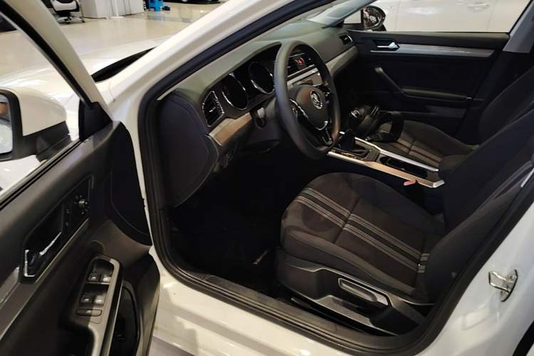 Used Volkswagen Lamando 2015 230TSI Manual Trend Edition Driver Seat