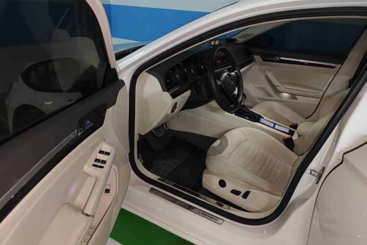 Used Volkswagen Lamando 2015 280TSI DSG Luxury Edition Driver Seat