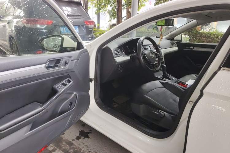 Used Volkswagen Lamando 2015 230TSI DSG Fashion Edition Driver Seat