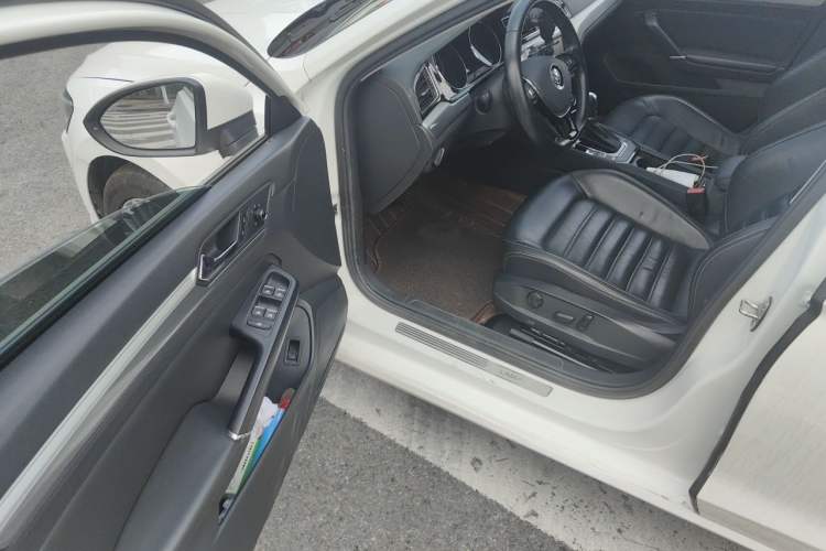 Used Volkswagen Lamando 2015 280TSI DSG Luxury Edition Driver Seat