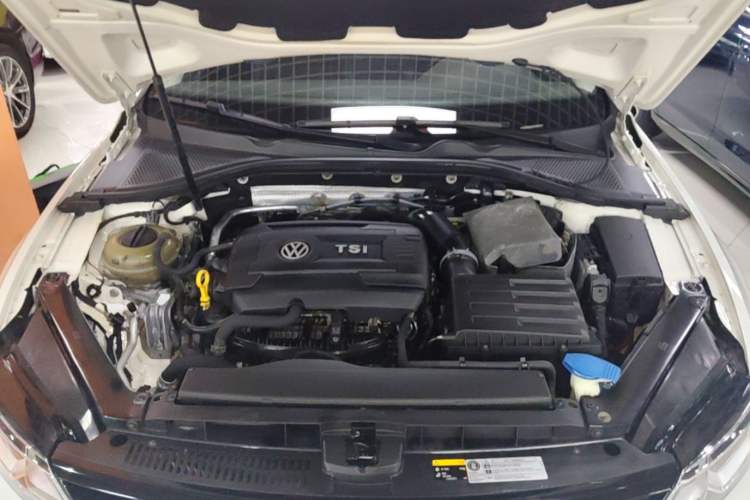 Used Volkswagen Lamando 2015 330TSI DSG Comfort Edition Engine Bay