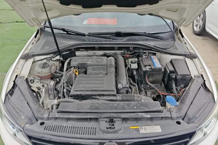 Used Volkswagen Lamando 2015 280TSI DSG Comfort Edition Engine Bay