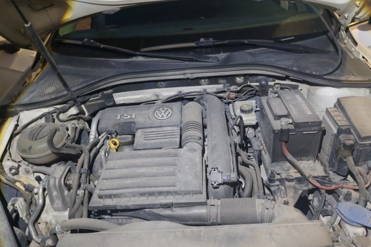 Used Volkswagen Lamando 2015 230TSI DSG Fashion Edition Engine Bay