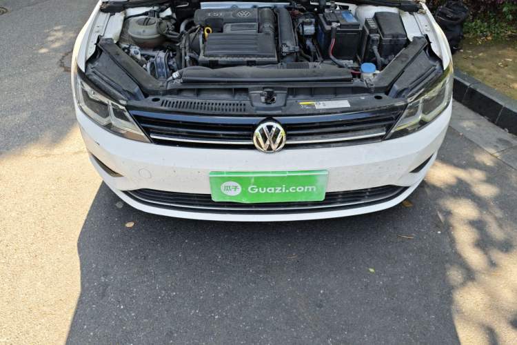 Used Volkswagen Lamando  Engine Bay