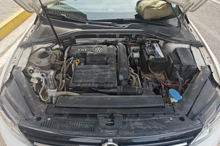 Used Volkswagen Lamando 2015 230TSI DSG Fashion Edition Engine Bay