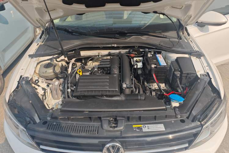 Used Volkswagen Lamando 2015 280TSI DSG Comfort Edition Engine Bay