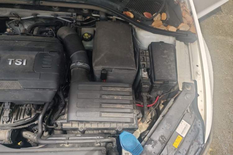 Used Volkswagen Lamando 2015 330TSI DSG Luxury Edition Engine Bay Left