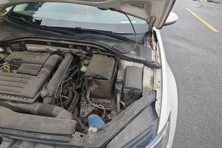Used Volkswagen Lamando 2015 280TSI DSG Comfort Edition Engine Bay Left