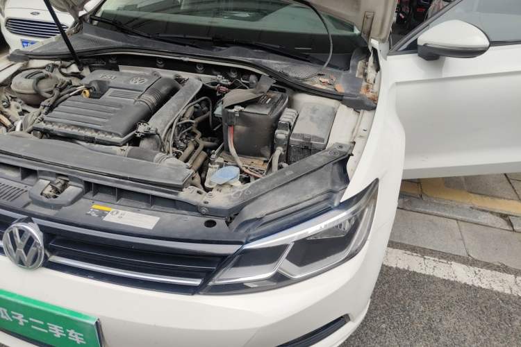 Used Volkswagen Lamando 2015 230TSI Manual Trend Edition Engine Bay Left