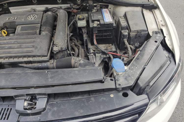 Used Volkswagen Lamando 2015 280TSI DSG Comfort Edition Engine Bay Left