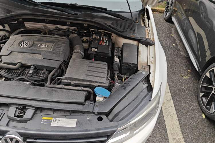 Used Volkswagen Lamando 2015 330TSI DSG Comfort Edition Engine Bay Left