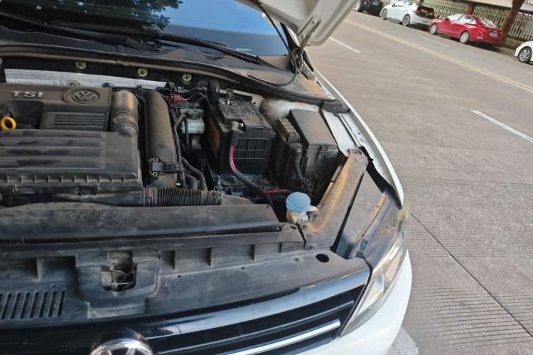 Used Volkswagen Lamando 2015 280TSI DSG Comfort Edition Engine Bay Left