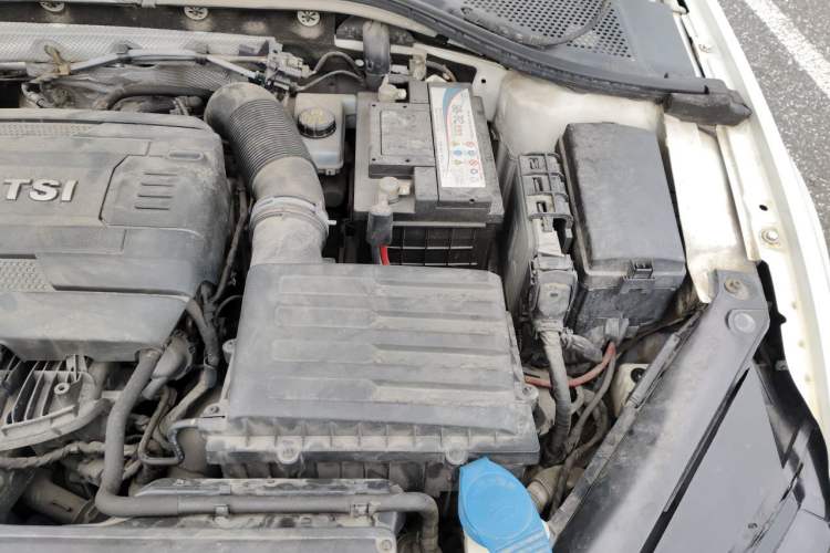 Used Volkswagen Lamando 2015 330TSI DSG Comfort Edition Engine Bay Left
