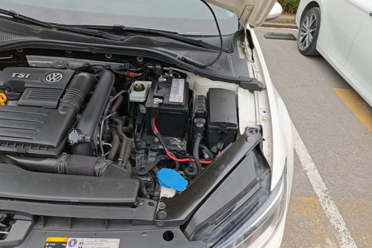 Used Volkswagen Lamando 2015 280TSI DSG Comfort Edition Engine Bay Left