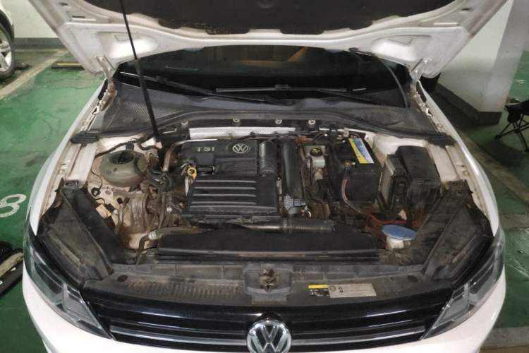 Used Volkswagen Lamando 2015 230TSI DSG Fashion Edition Engine Bay