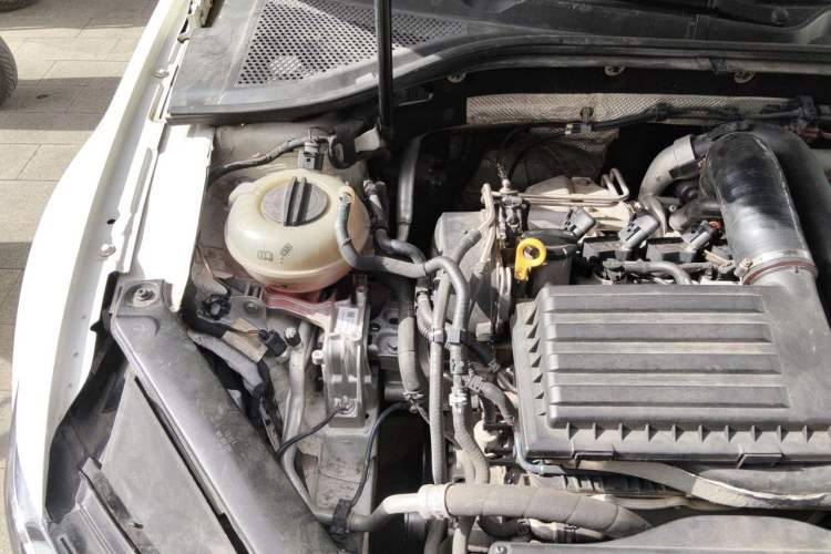 Used Volkswagen Lamando 2015 280TSI Manual Comfort Edition Engine Bay Right