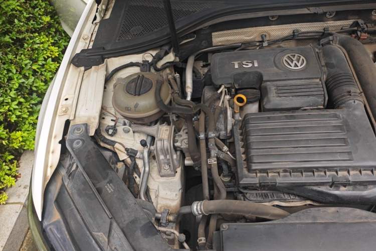 Used Volkswagen Lamando 2015 280TSI DSG Comfort Edition Engine Bay Right