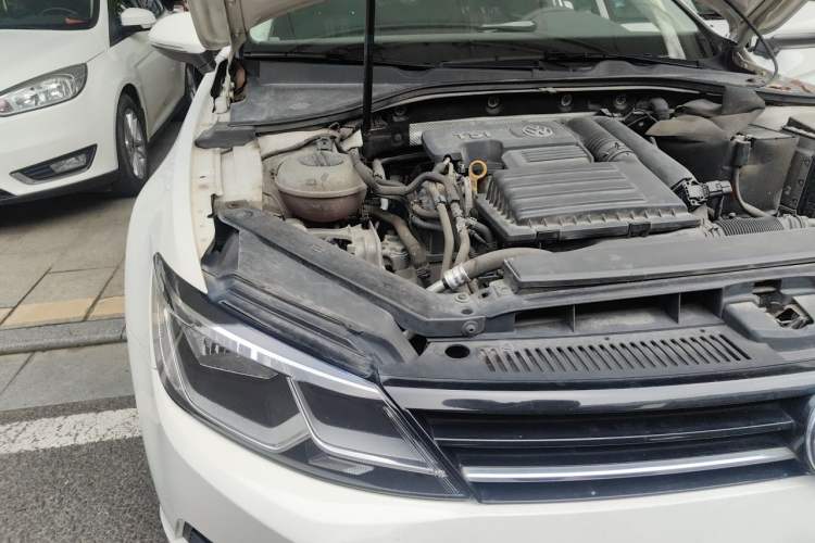 Used Volkswagen Lamando 2015 230TSI Manual Trend Edition Engine Bay Right