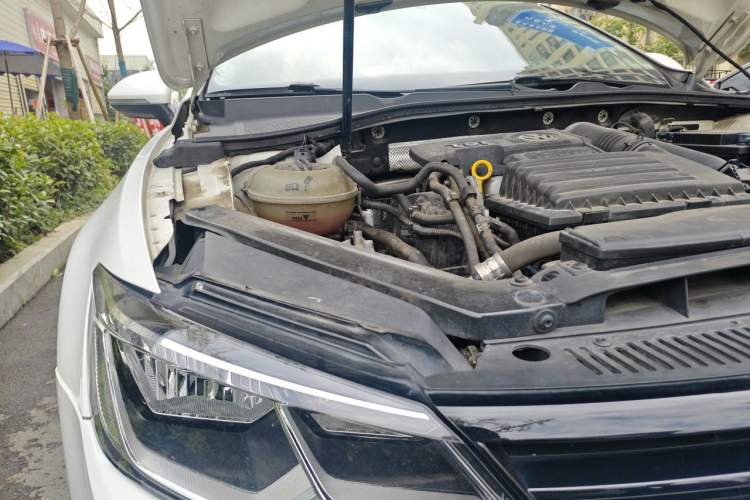 Used Volkswagen Lamando 2015 280TSI DSG Comfort Edition Engine Bay Right