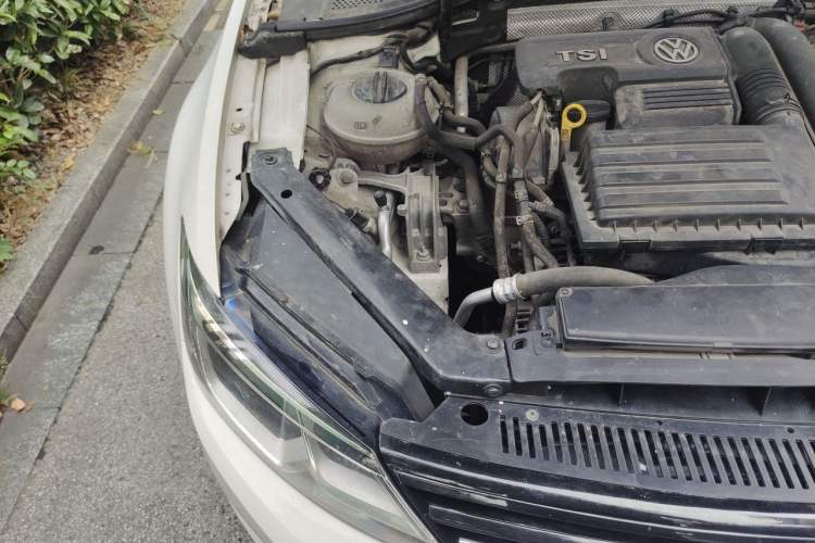 Used Volkswagen Lamando 2015 280TSI DSG Comfort Edition Engine Bay Right