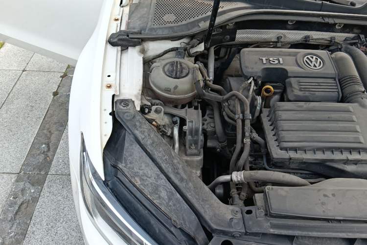Used Volkswagen Lamando 2015 230TSI Manual Trend Edition Engine Bay Right