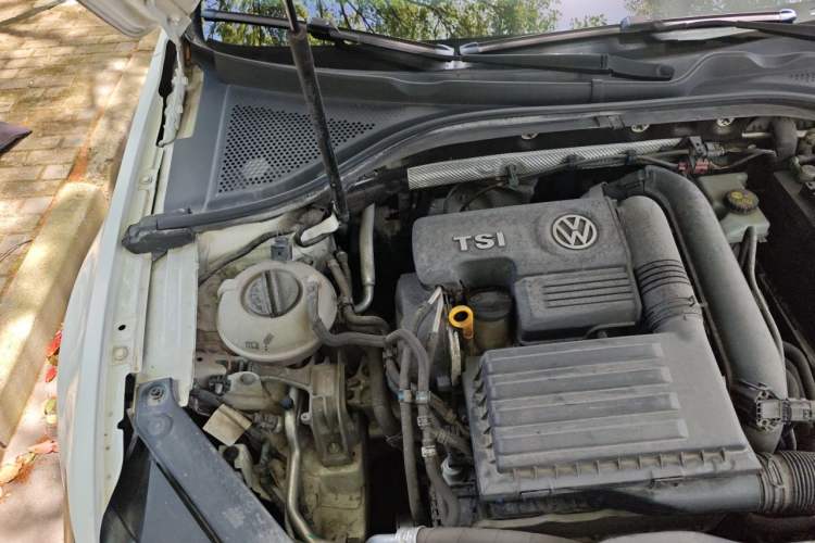 Used Volkswagen Lamando 2015 280TSI Manual Comfort Edition Engine Bay Right