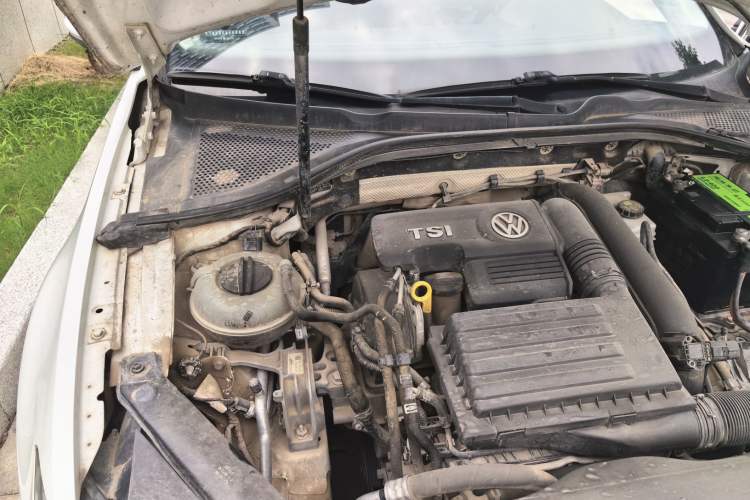 Used Volkswagen Lamando 2015 280TSI Manual Comfort Edition Engine Bay Right