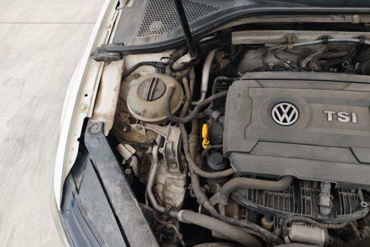 Used Volkswagen Lamando 2015 330TSI DSG Comfort Edition Engine Bay Right