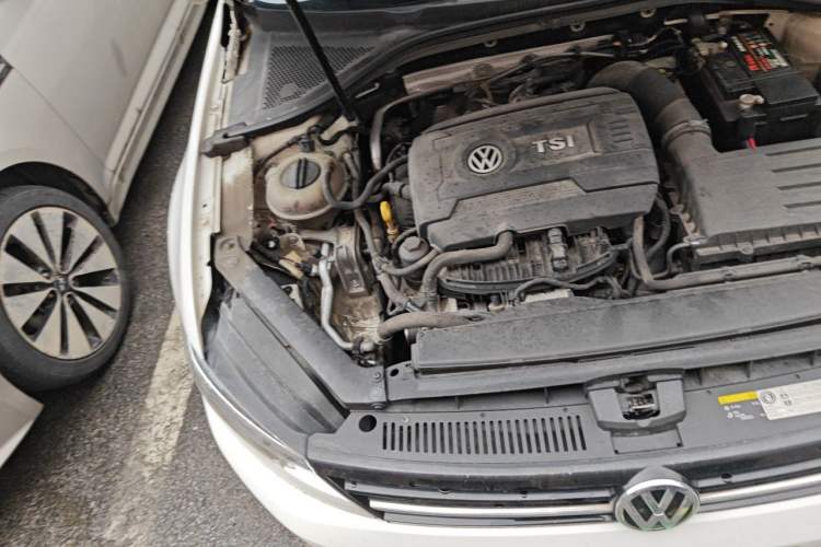 Used Volkswagen Lamando 2015 330TSI DSG Comfort Edition Engine Bay Right