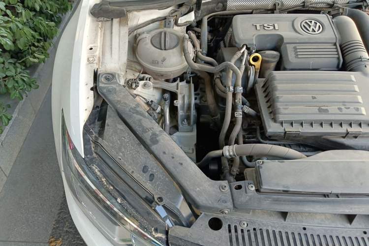 Used Volkswagen Lamando 2015 230TSI DSG Fashion Edition Engine Bay Right