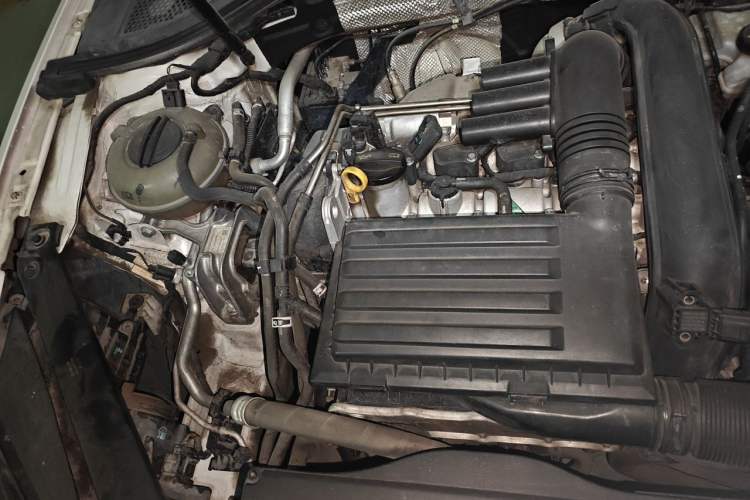 Used Volkswagen Lamando 2015 280TSI DSG Comfort Edition Engine Bay Right