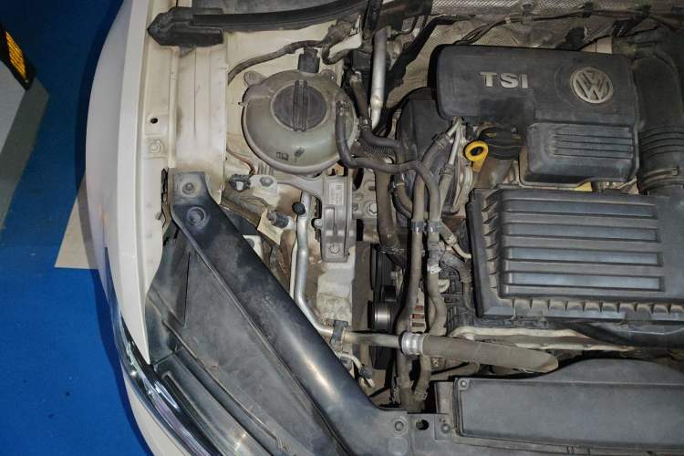 Used Volkswagen Lamando 2015 280TSI DSG Comfort Edition Engine Bay Right