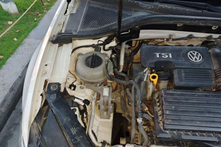 Used Volkswagen Lamando 2015 280TSI Manual Comfort Edition Engine Bay Right
